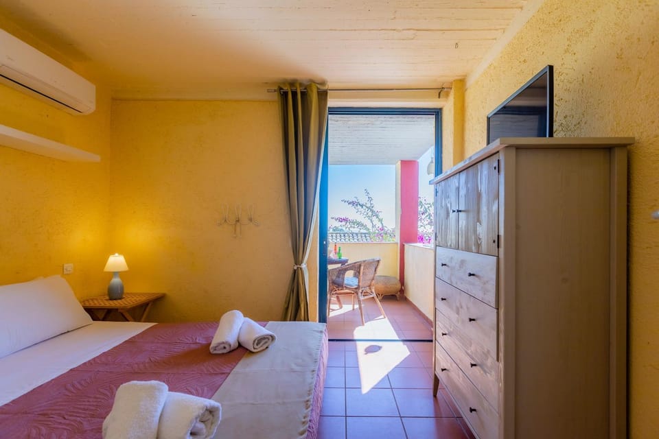 Bed, Bedroom, towels, air conditioner