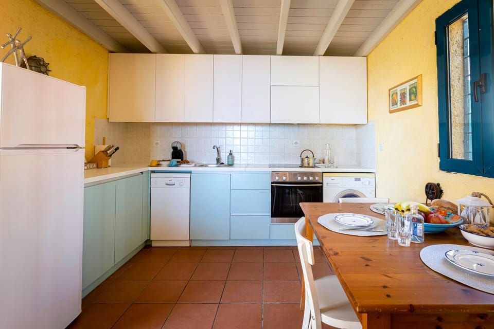 Coffee/tea facilities, Kitchen or kitchenette, Dining area, dishwasher, oven, stove