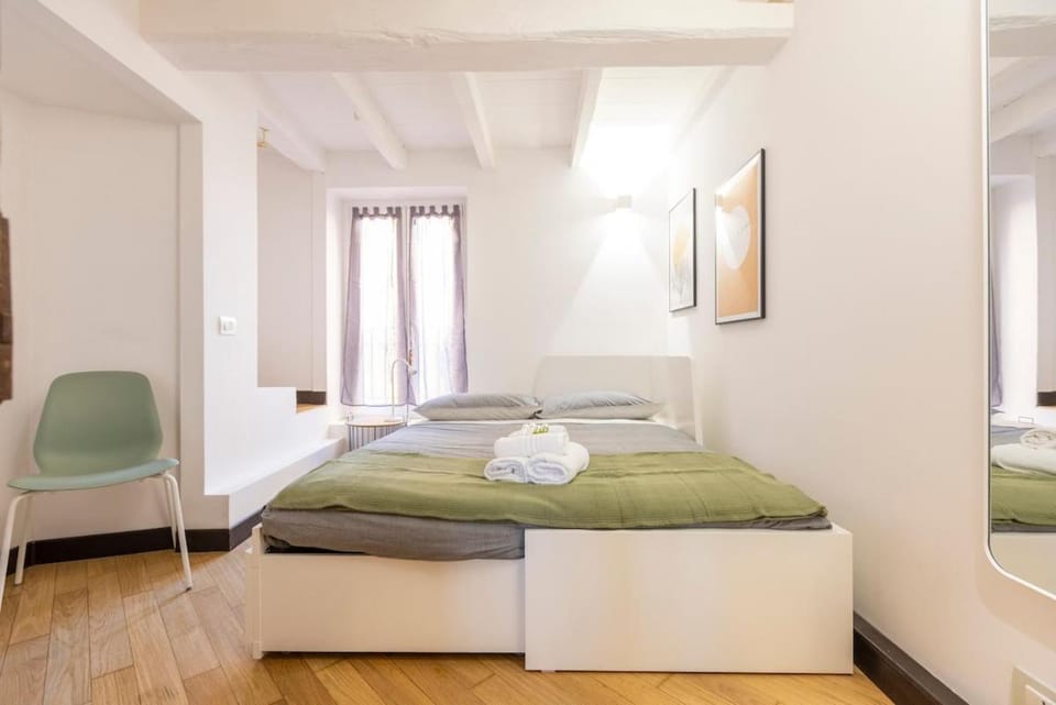15th-Century Apt, City-MXP Train Apartment in Milan