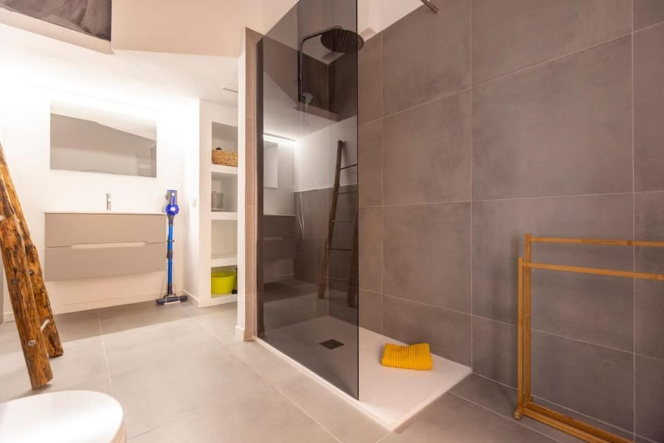 15th-Century Apt, City-MXP Train Apartment in Milan