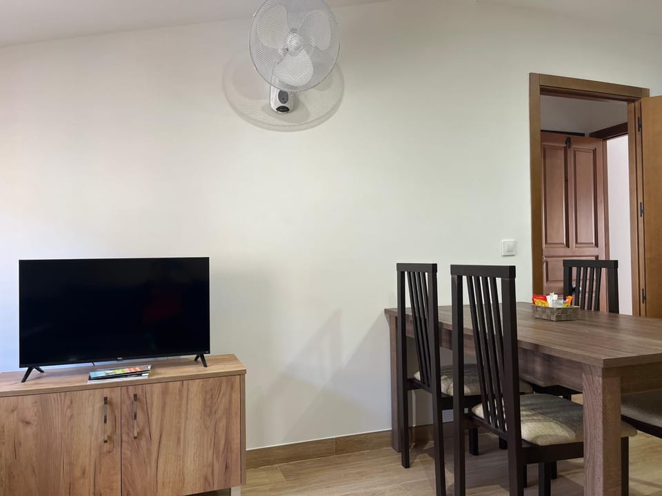 Communal lounge/ TV room, TV and multimedia, Dining area