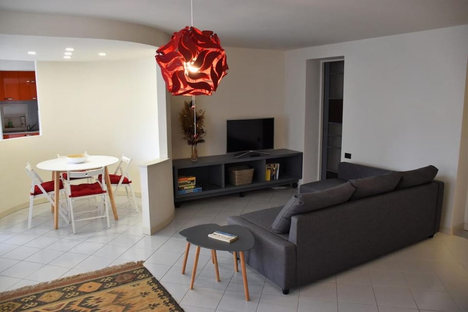 Communal lounge/ TV room, TV and multimedia, Living room, Seating area, Dining area, Evening entertainment