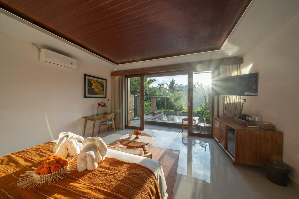 Bed, TV and multimedia, Seating area, Bedroom, air conditioner