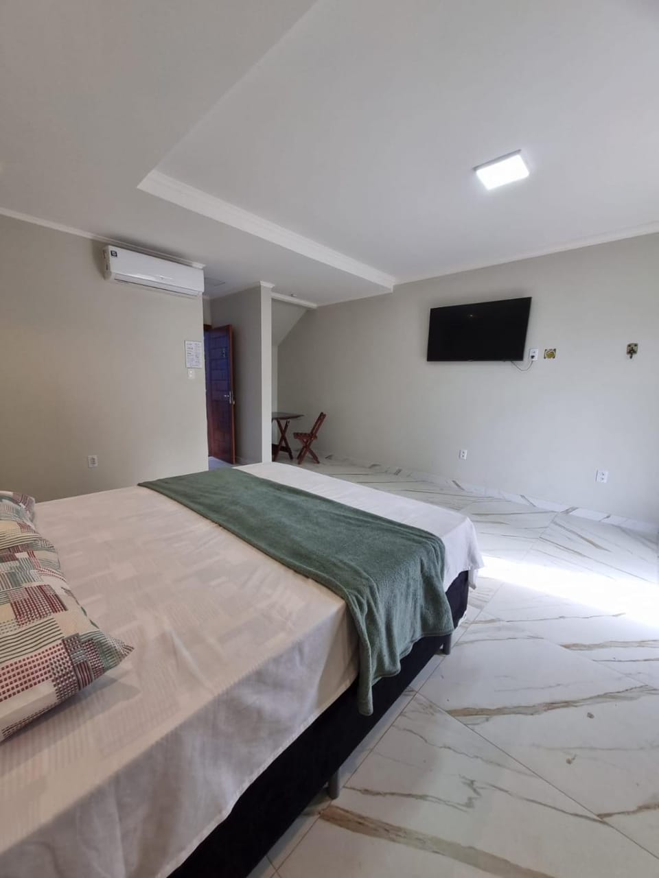 Bed, TV and multimedia, Photo of the whole room, Bedroom, towels, air conditioner