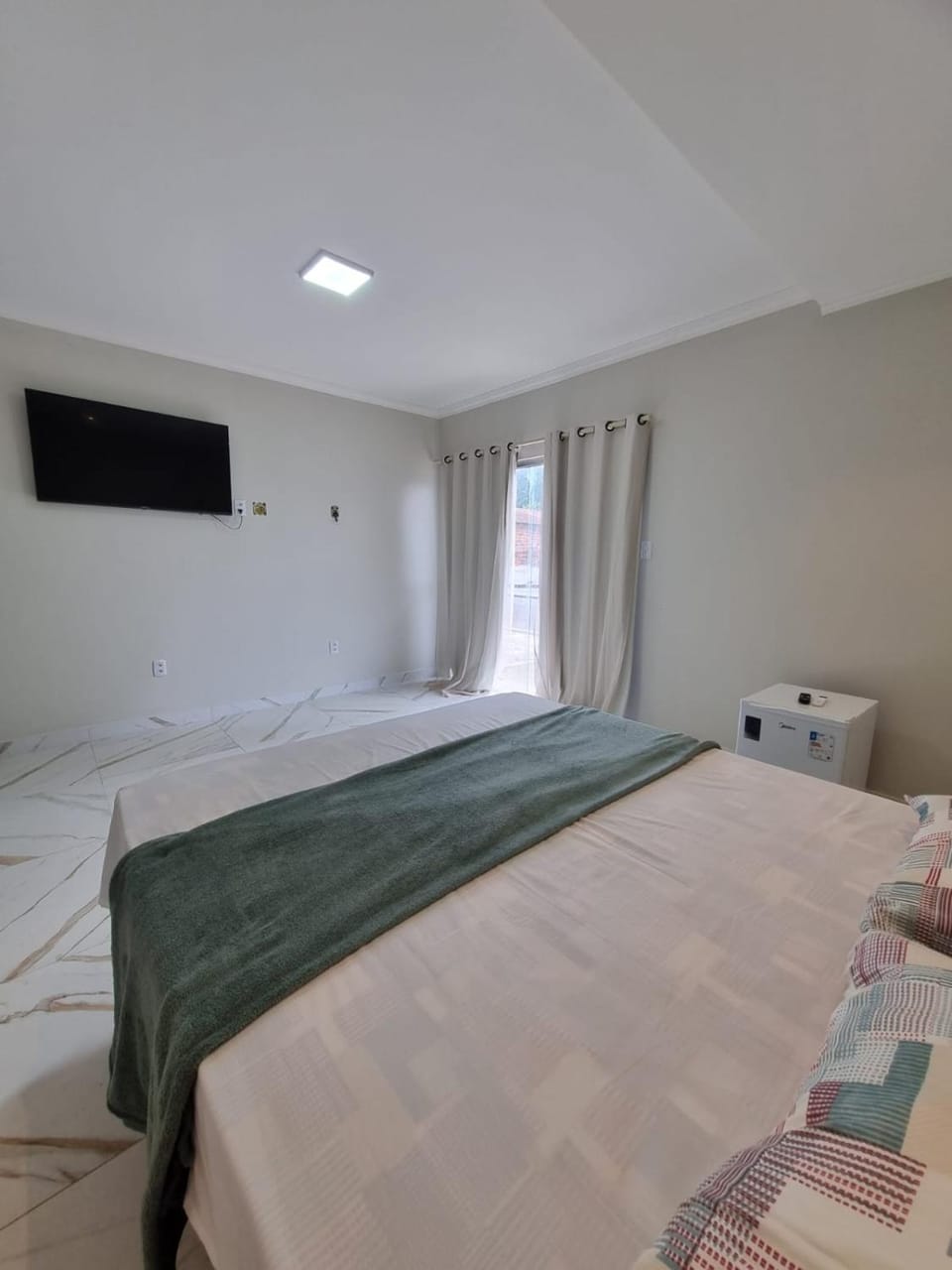 Bed, TV and multimedia, Bedroom