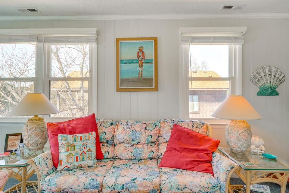 1 Mi to Avalon Pier: Charming Coastal Cottage! House in Kill Devil Hills