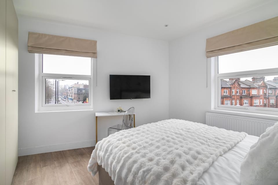 Bed, TV and multimedia, Photo of the whole room, Bedroom
