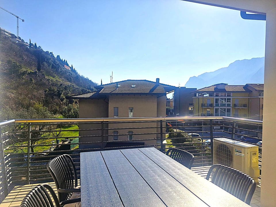 Balcony/Terrace, Dining area, Mountain view