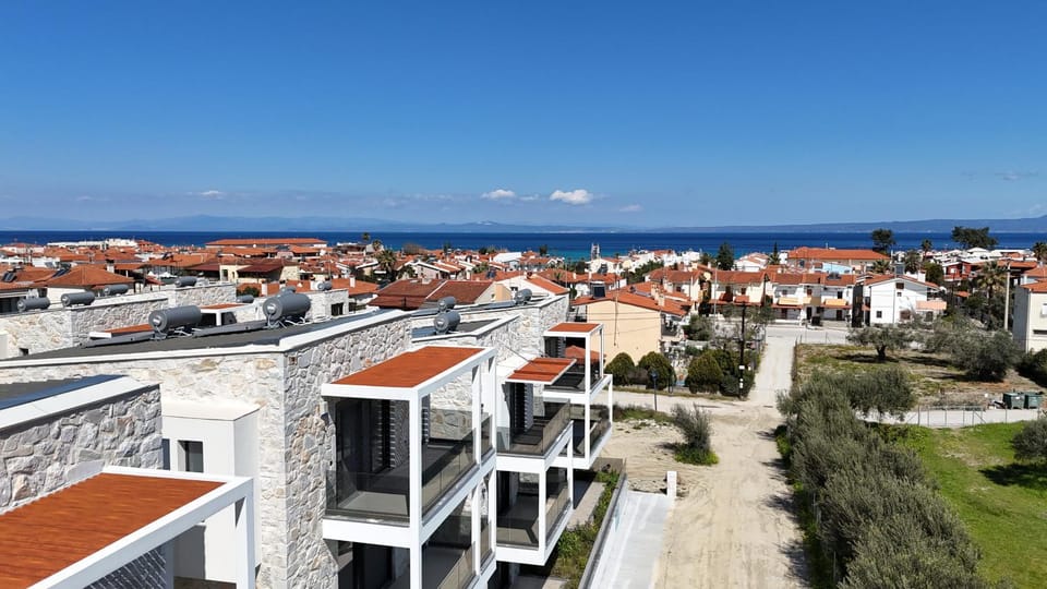 Property building, Day, Neighbourhood, Natural landscape, Bird's eye view, City view, Sea view, Street view