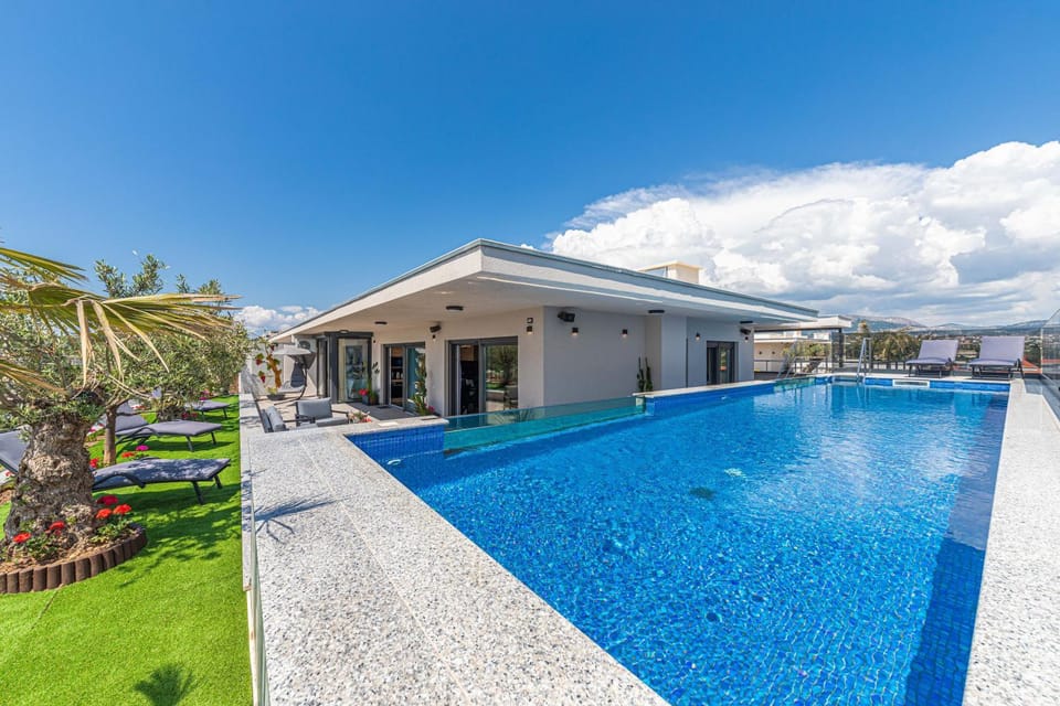 Property building, Balcony/Terrace, Swimming pool