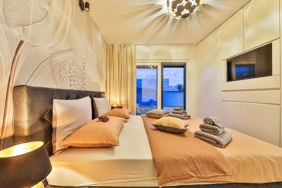 Bed, TV and multimedia, Bedroom, wardrobe