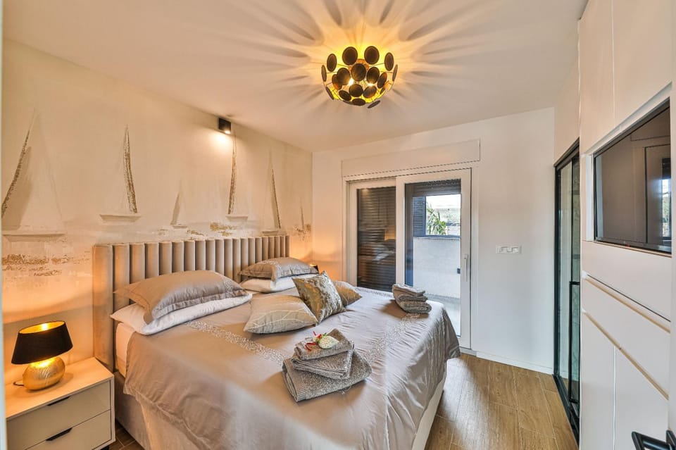 Bed, People
