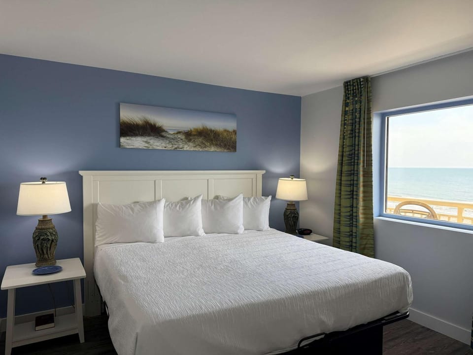 NEW OCEANFRONT 2br2ba - Camelot 411 House in Myrtle Beach