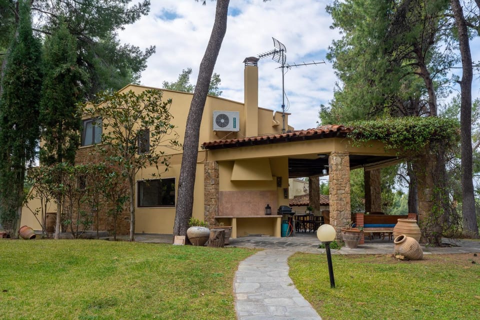 Property building, Patio, Day, Natural landscape, Garden, Garden view