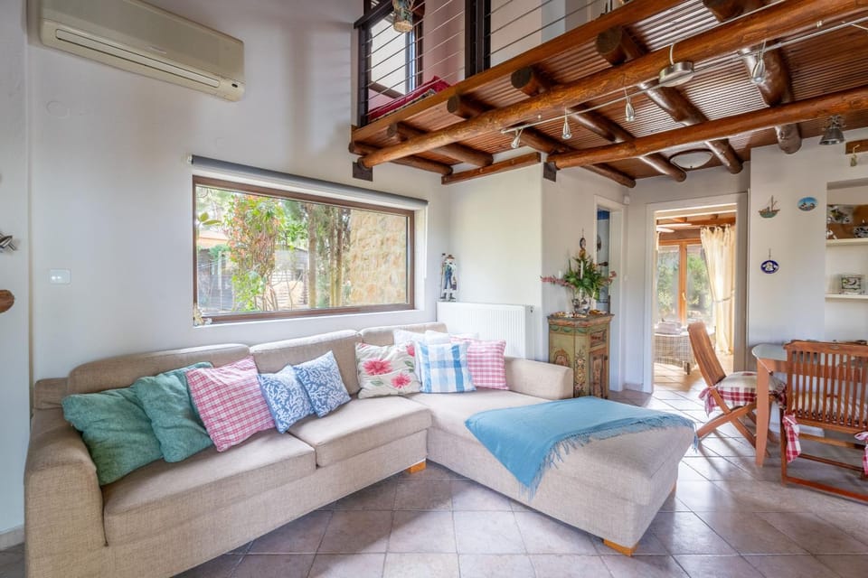 Living room, Seating area, air conditioner