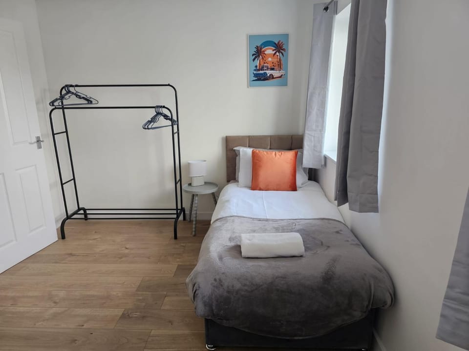 Bed, Bedroom, towels, wardrobe