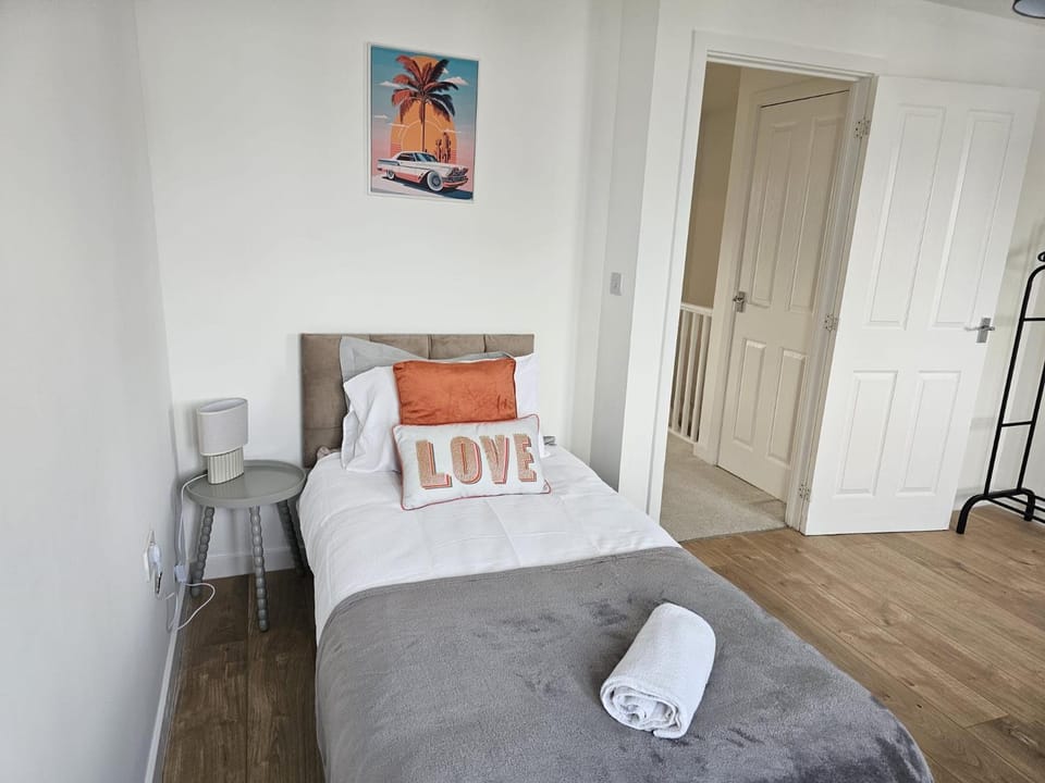 Bed, Bedroom, towels