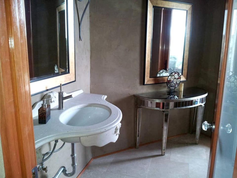 Luxury Four-Bedroom Cabin Rental with a Fireplace in New Braunfels, Texas Cabin in Bulverde