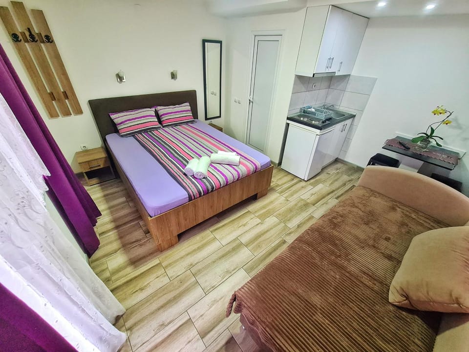 Bed, Kitchen or kitchenette, Photo of the whole room, Bedroom