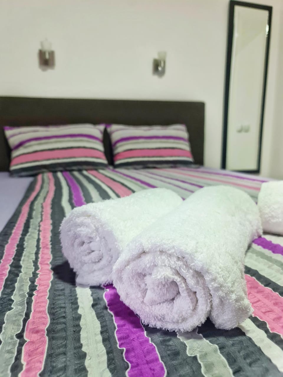 Bed, Bedroom, towels