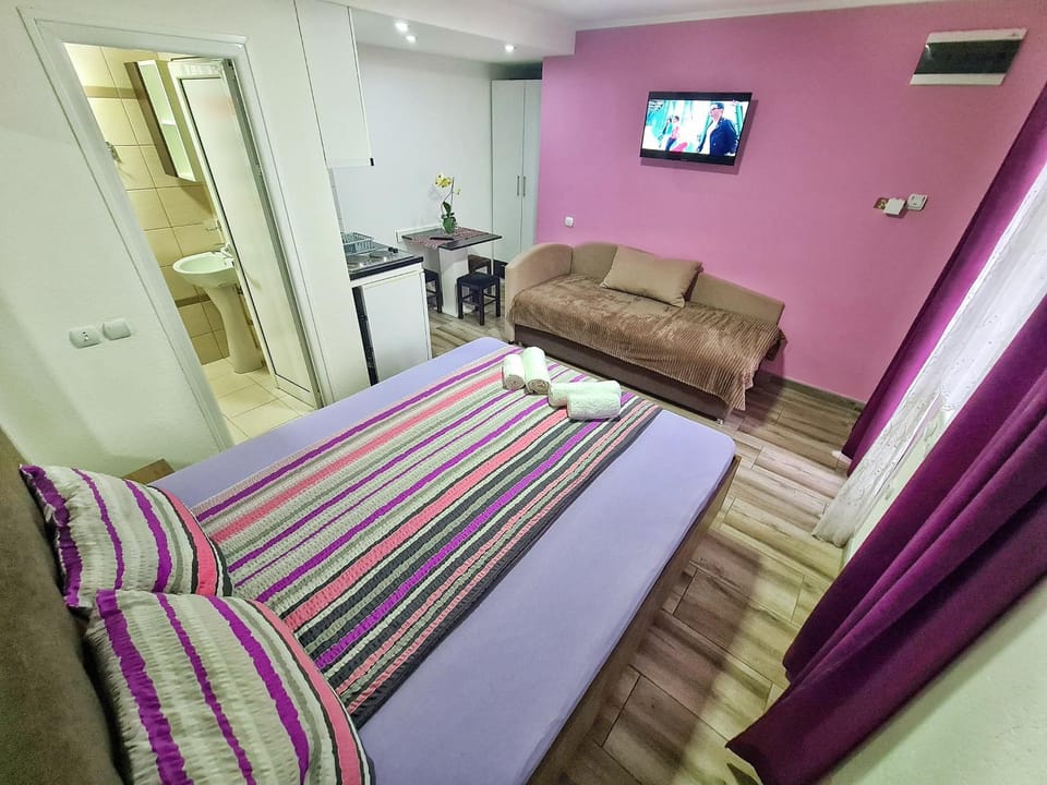 Bed, Bathroom, TV and multimedia, Kitchen or kitchenette, Living room, Photo of the whole room, Seating area, Evening entertainment, Bedroom