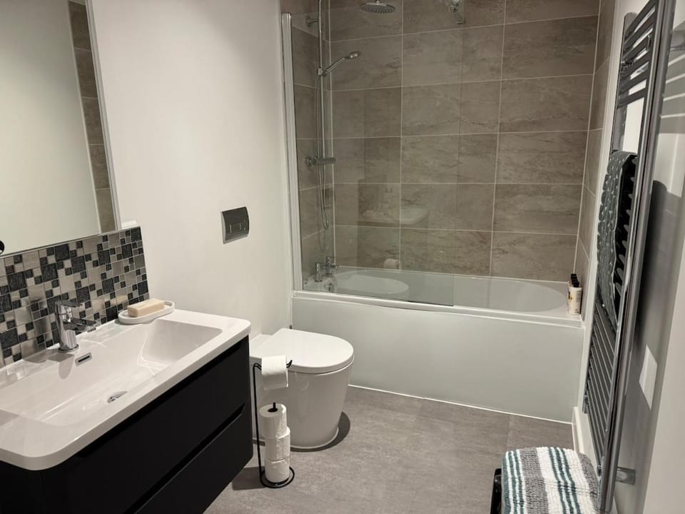 Shower, Toilet, Bathroom, Bath