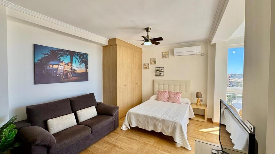 Bed, TV and multimedia, Photo of the whole room, Seating area, Bedroom, air conditioner