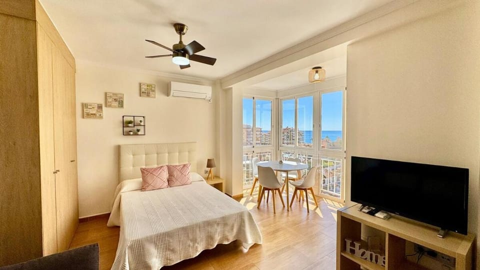 Bed, TV and multimedia, Photo of the whole room, Seating area, Bedroom, air conditioner