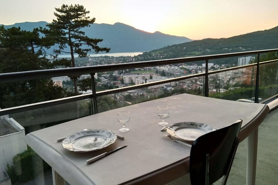 Bright 50m apartment with magnificent lake view Apartment in Aix-les-Bains