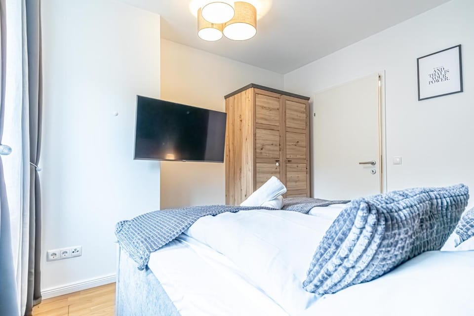 Bed, TV and multimedia, Bedroom, wardrobe