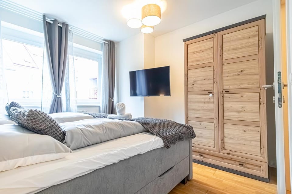 Bed, TV and multimedia, Seating area, Bedroom, wardrobe