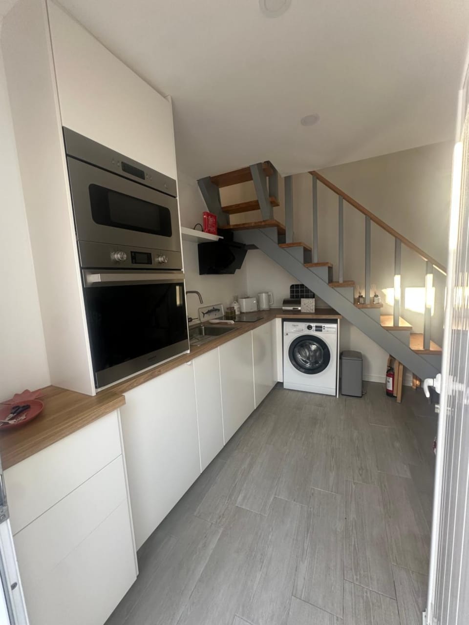 Kitchen or kitchenette, dishwasher, oven, stove, toaster, washing machine