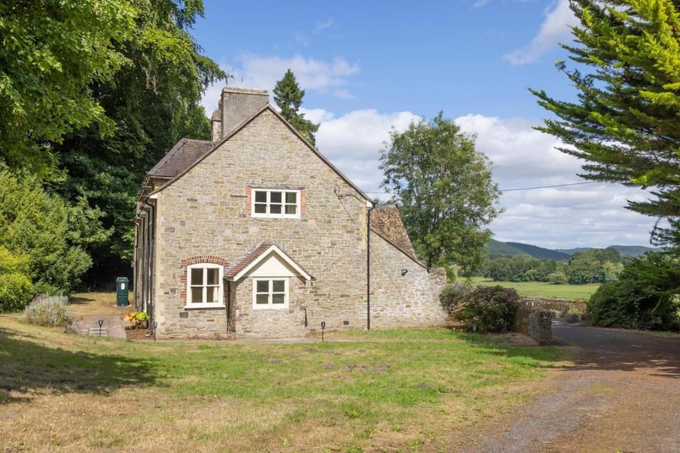 4 bed cottage Breath-taking views Sleeps 8 House in Wales