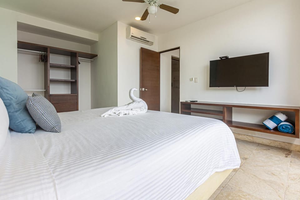 Bed, TV and multimedia, Photo of the whole room, Bedroom