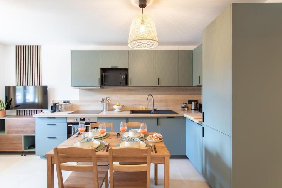 #41 Staywizus - Flat for 6, 3 BDR Parking Wifi 5mins walk Tram T1 Apartment in Nice