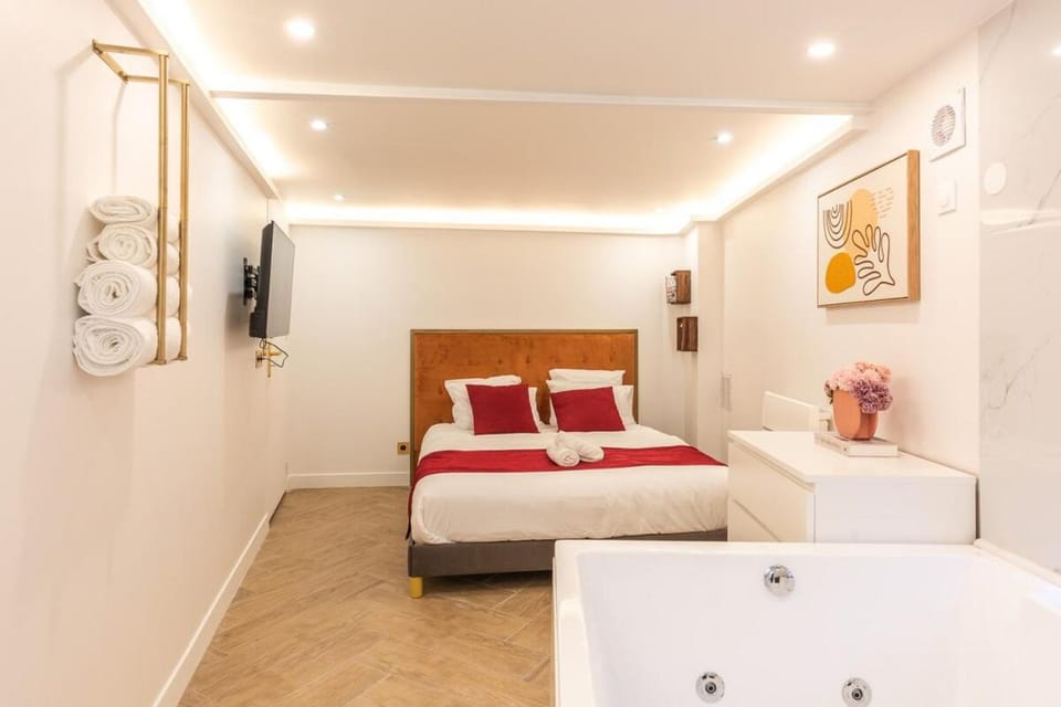 Modern Souplex with Air Conditioning and Hot Tub I Central location Apartment in Paris