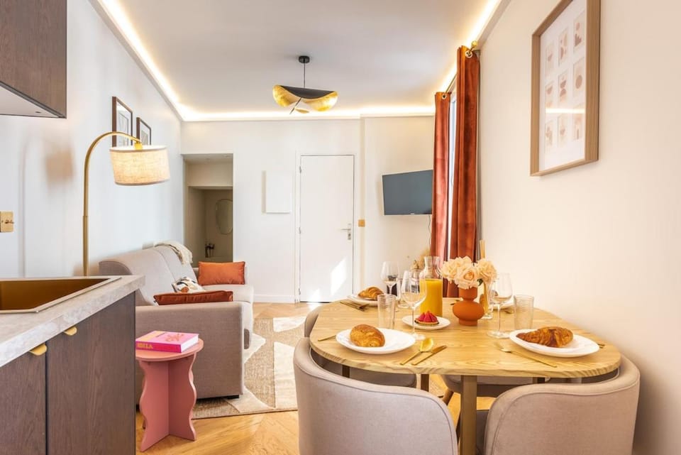 Modern Souplex with Air Conditioning and Hot Tub I Central location Apartment in Paris