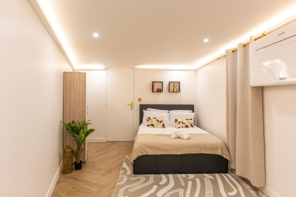 Modern Souplex with Air Conditioning and Hot Tub I Central location Apartment in Paris