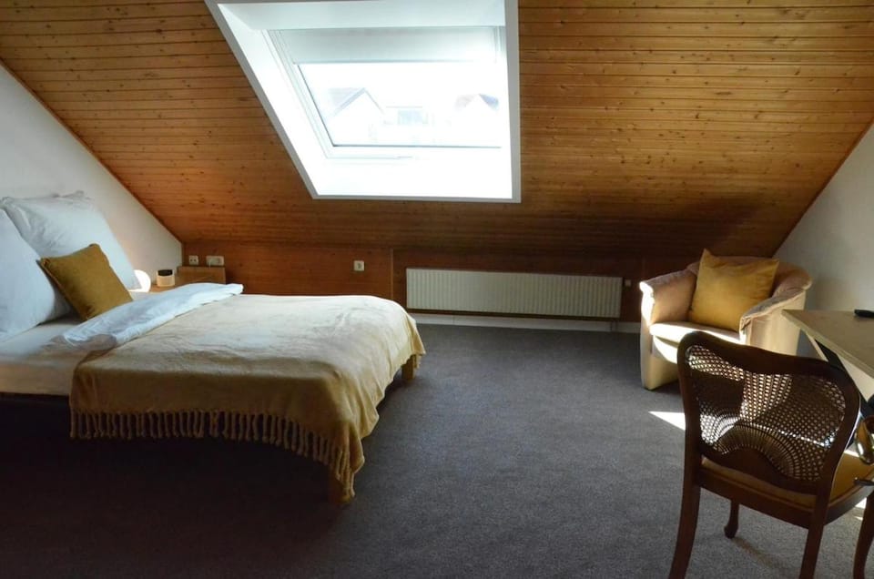Bed, Photo of the whole room, Seating area, Bedroom, internet