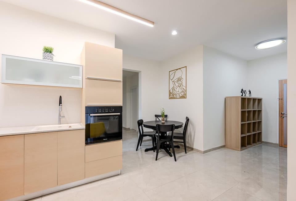 Amazing 4 BR in French Carmel Apartment in Haifa