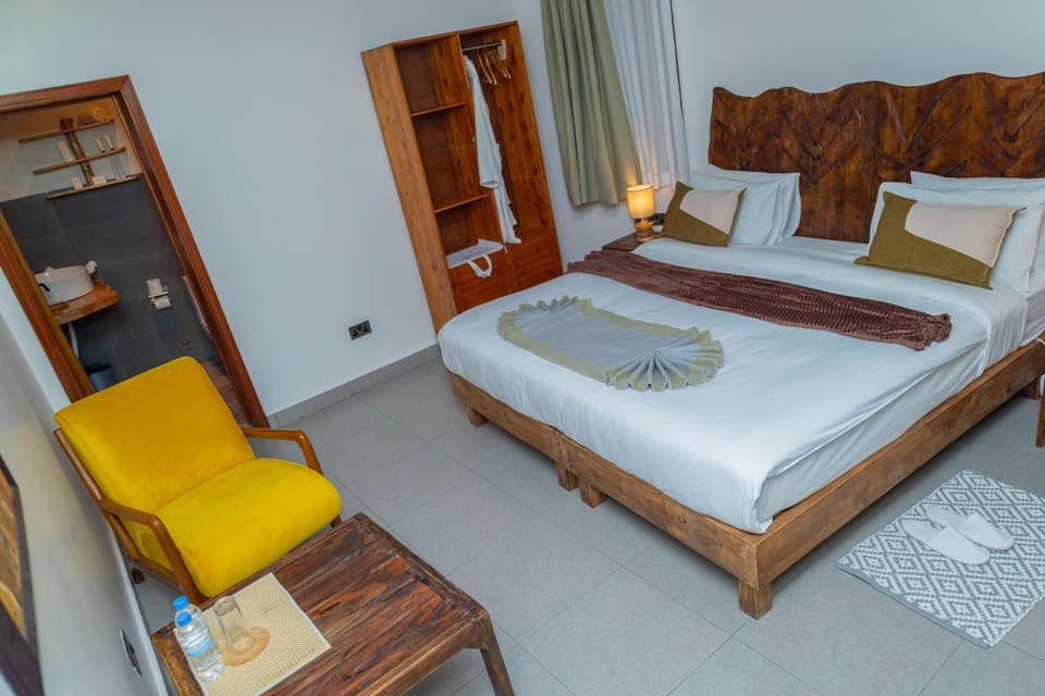 Photo of the whole room, Bedroom, wardrobe