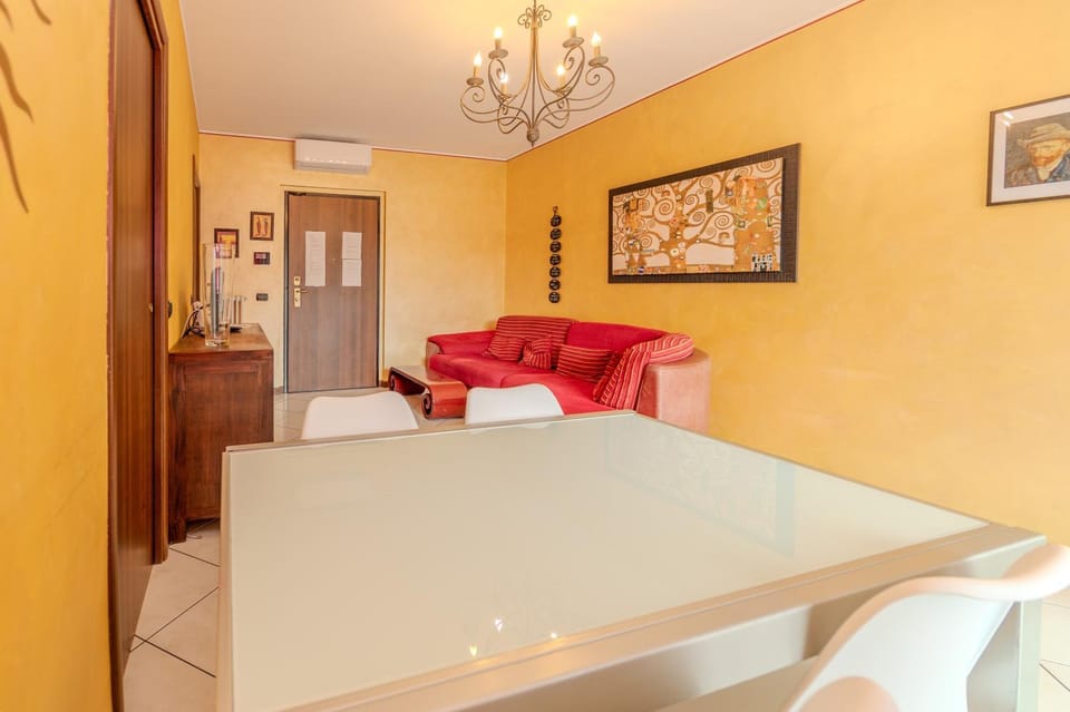 Living room, Seating area, Dining area, Lunch
