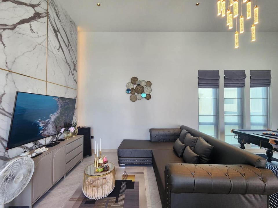 TV and multimedia, Living room, Seating area, Evening entertainment