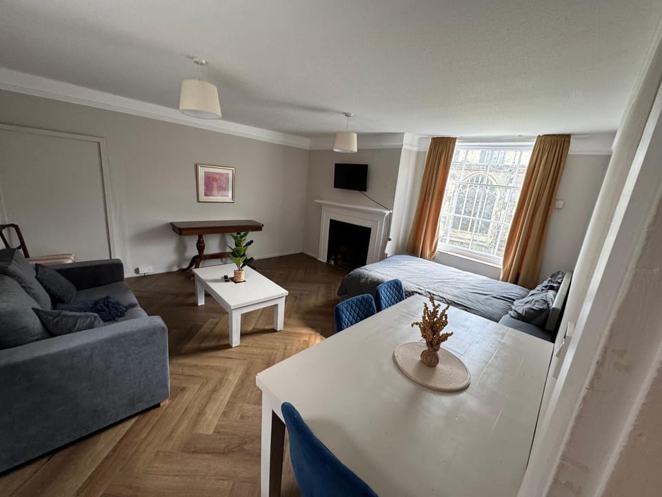 Bed, TV and multimedia, Living room, Photo of the whole room, Seating area, Bedroom