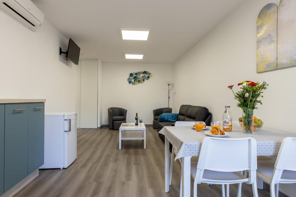 TV and multimedia, Living room, Dining area