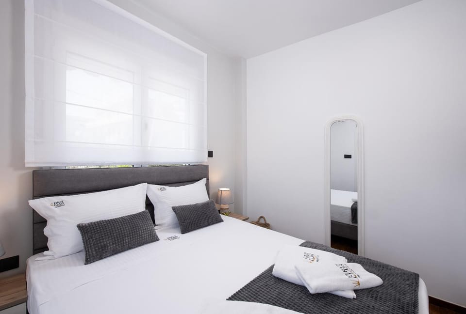 Bed, towels