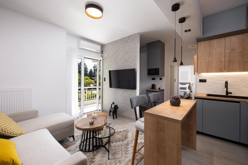 Communal lounge/ TV room, TV and multimedia, Living room, Seating area, Dining area, Evening entertainment
