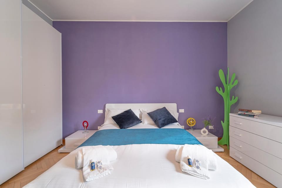 Photo of the whole room, Bedroom, towels