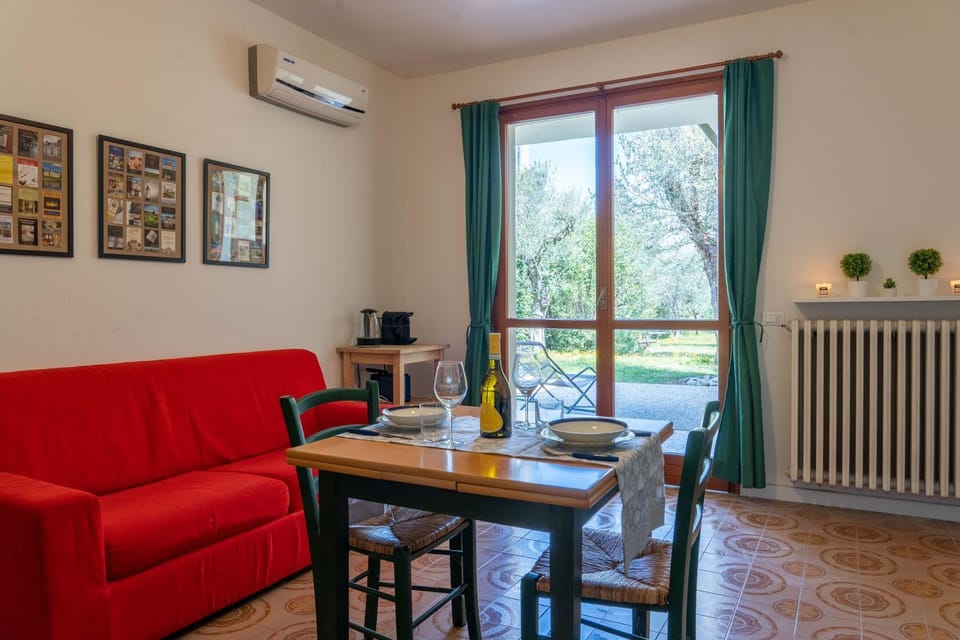 Living room, Seating area, Dining area, internet, air conditioner