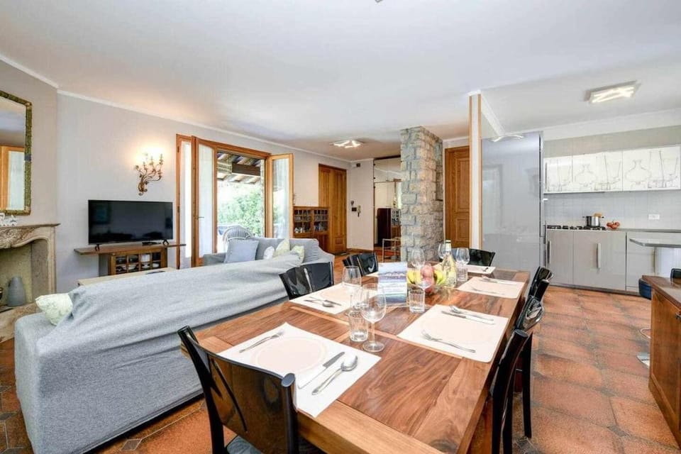 Communal lounge/ TV room, TV and multimedia, Kitchen or kitchenette, Living room, Seating area, Dining area, oven, pet friendly